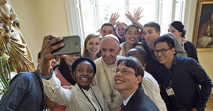 Obiad papieża Franciszka z młodymi od kulis