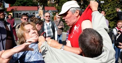 Przepychanki przed rosyjskimi placówkami dyplomatycznymi