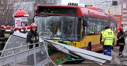 Dramatyczny wypadek we Wrocławiu - autobus wjechał w przystanek