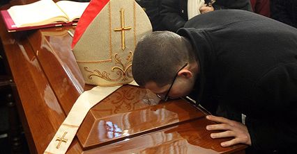 Tłumy  żegnają prymasa Józefa Glempa