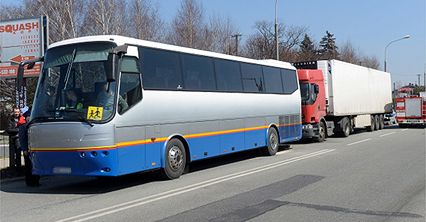 Wypadek autokaru z dziećmi w Ożarowie