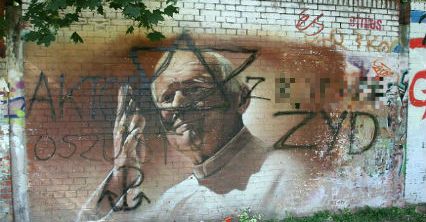 Zdewastowany mural z Janem Pawłem II