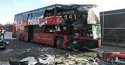 Autobus zderzył się z ciężarówką