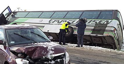 Autobus szkolny wpadł do rowu
