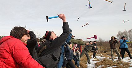 Rzut młotkiem do telewizora