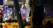 Autobus wbił się w latarnię