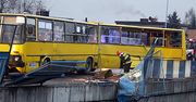 Autobus zawisł na skraju wiaduktu