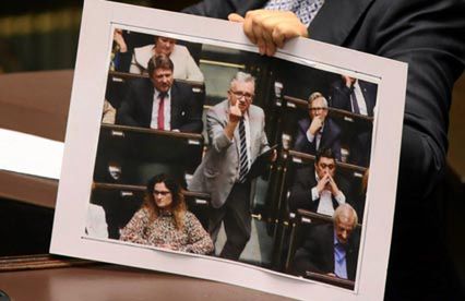 Poseł PiS pokazał środkowy palec w Sejmie