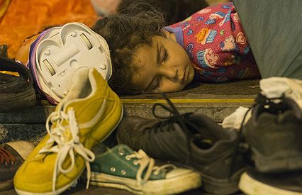 Uchodźcy koczują w pobliżu dworca Keleti