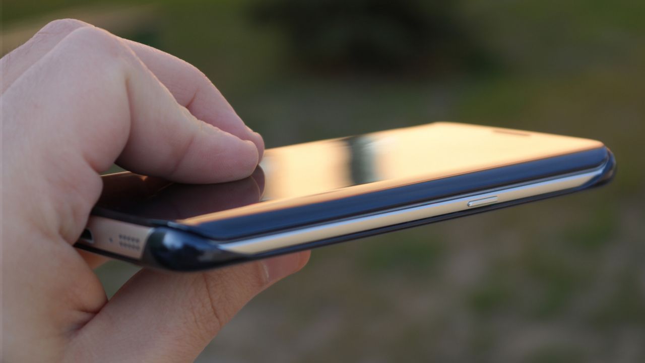 Galaxy S6 (edge) - pokrowce i ładowarka bezprzewodowa, czyli przegląd akcesoriów 12