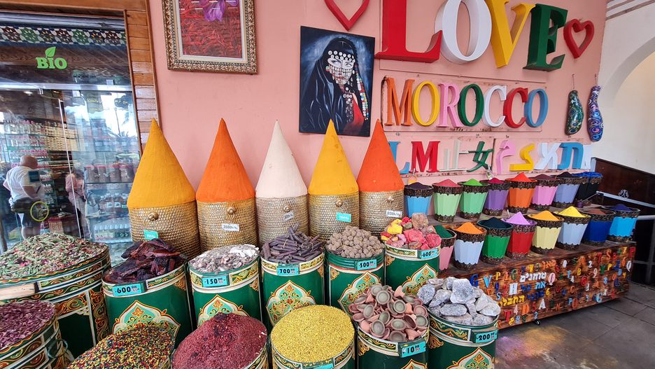 Arabskie targowisko w Marrakeszu pełne jest kolorów i zapachów