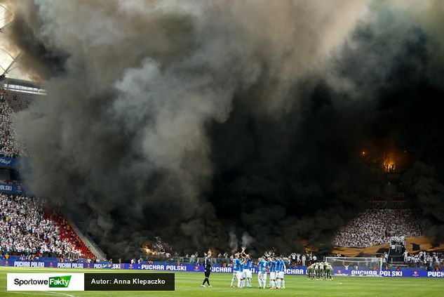 Dym po użyciu przez kibiców materiałów pirotechnicznych podczas finału Pucharu Polski w 2016 roku