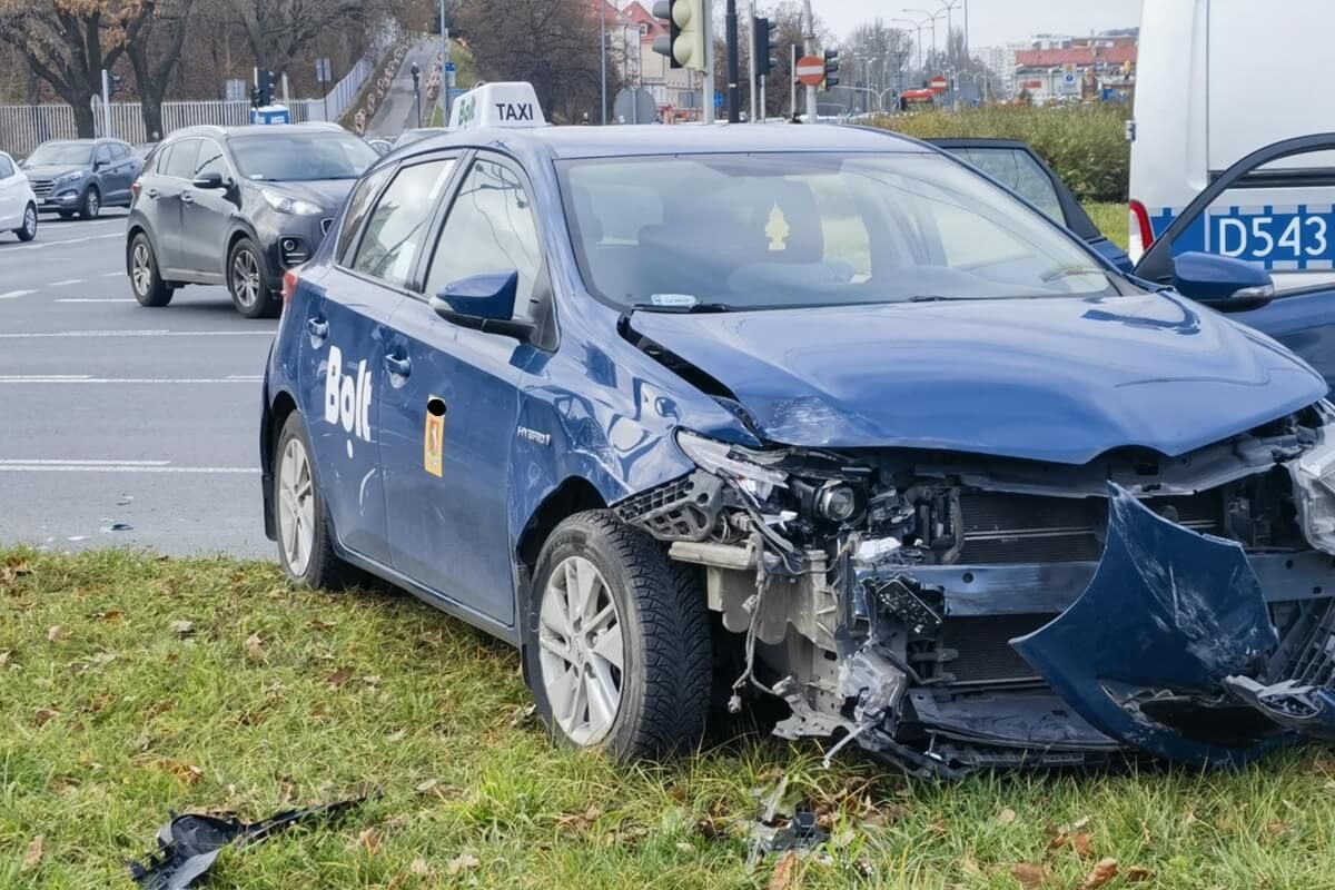 Zderzenie toyoty z fordem na rondzie Dmowskiego