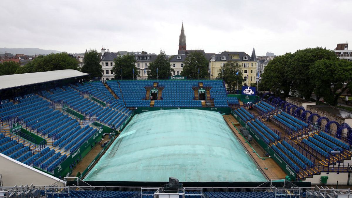 Zdjęcie okładkowe artykułu: Getty Images / Charlie Crowhurst / Na zdjęciu: zasłonięty kort w Eastbourne