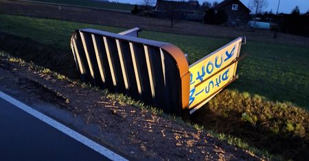 Silny wiatr w regionie. Strażacy interweniują – powalone drzewa i uszkodzony przystanek!