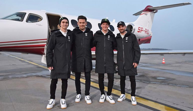 Na zdjęciu: Prezes Jakub Kępa (drugi z lewej) z nowymi zawodnikami Motoru Lublin: od lewej Jackiem Holderem, Fredrikiem Lindgrenem i Bartoszem Zmarzlikiem.