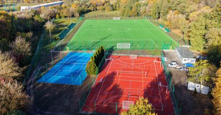 Nowe boiska, kort tenisowy i zaplecze dla sportowców. Poznań zakończył kolejną inwestycję sportową