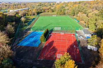 Nowe boiska, kort tenisowy i zaplecze dla sportowców. Poznań zakończył kolejną inwestycję sportową