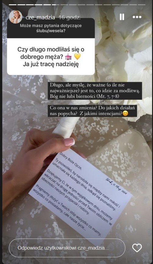 Żona Rafała Mroczka czyta Biblię na plaży