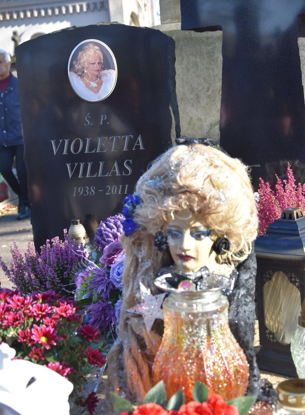 Znicz na grobie Violetty Villas wzbudził kontrowersje