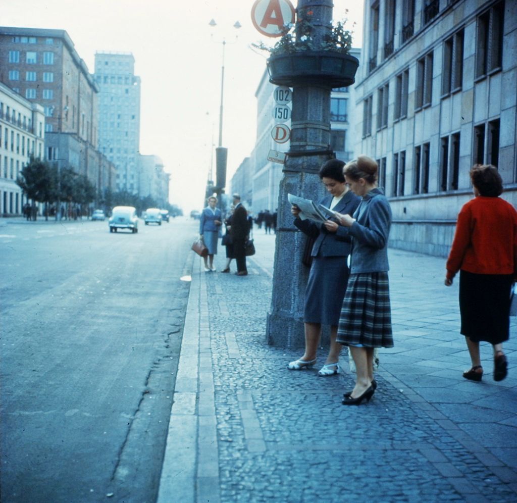 Prezentowane fotografie pochodzą z licznych podróży ich autora do Warszawy. Orth należał bowiem do niemałej grupy dziennikarzy z RFN, którzy od drugiej połowy lat 50. regularnie przyjeżdżali do Polski. Urodził się w Düsseldorfie w 1922 roku, a zmarł w 2012 roku.