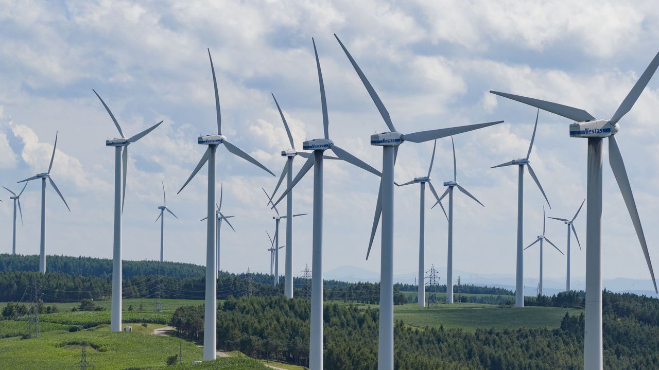 Wiatraki produkują więcej prądu niż panele słoneczne. Nowy raport