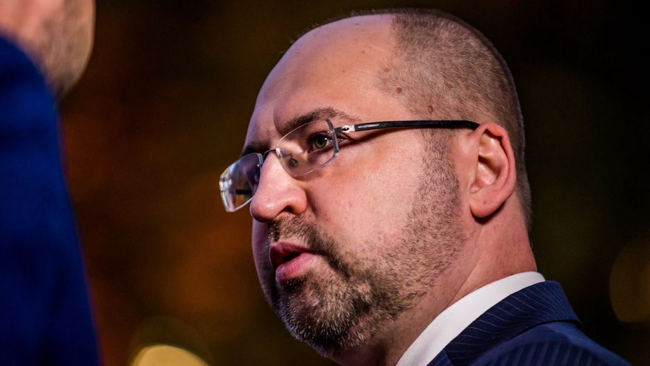 Szczepienia na COVID. Adam Bielan o problemach z rejestracją