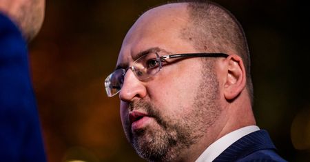 Szczepienia na COVID. Europoseł PiS o kolejkach do rejestracji: nie było potrzeby stać na mrozie