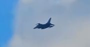 Nieczęsty widok. Ukraiński F-16 wraca z polowania na Rosjan