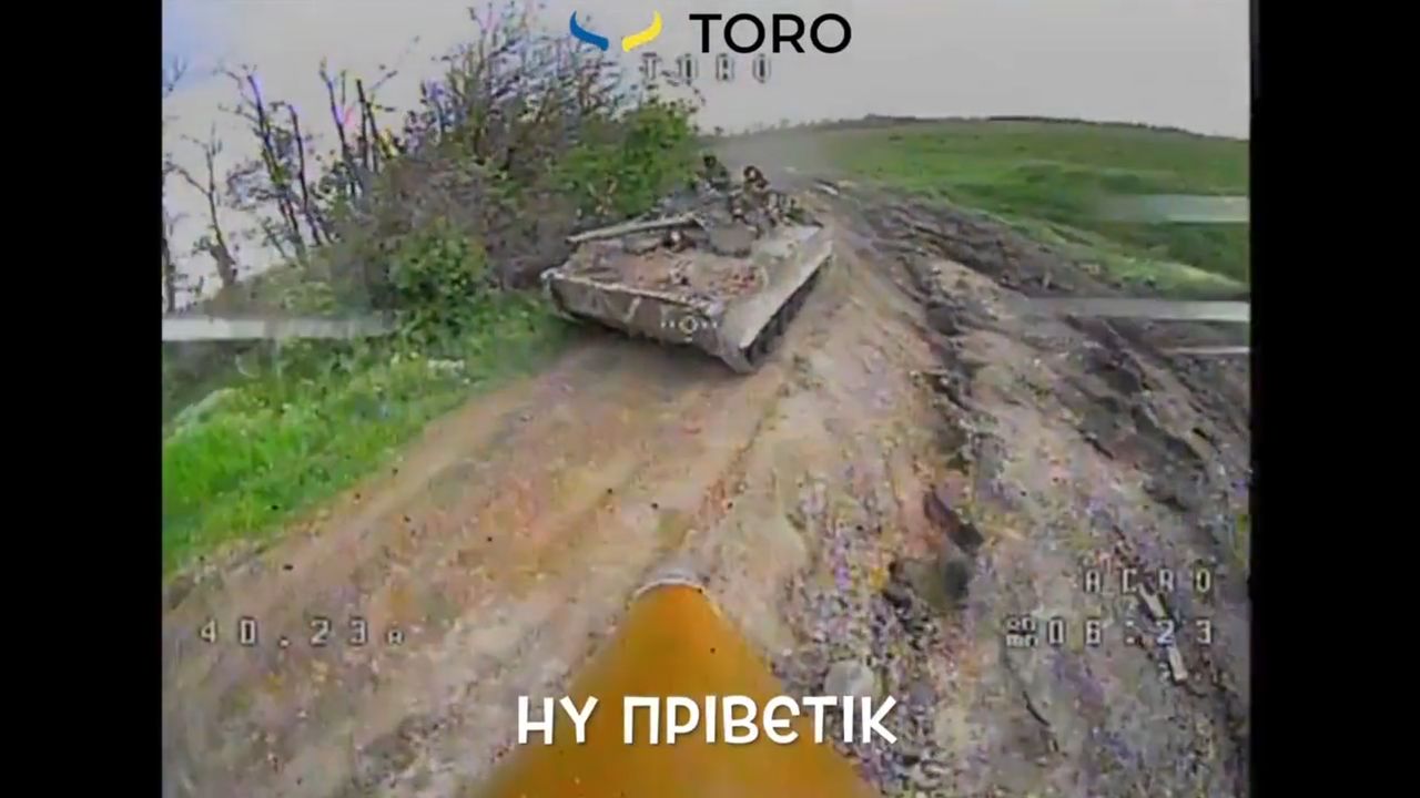 Ukraiński improwizowany dron "kamikadze" na chwilę przed uderzeniem w rosyjski bojowy wóz piechoty BMP-3. 