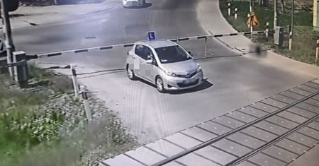 Próbował zdać egzamin na prawo jazdy. Utknął na przejeździe kolejowym