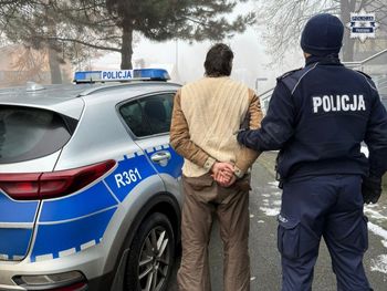 Warszowice: Betonowym kręgiem wybił szyby w szkole, po czym zasnął w środku. Policja zatrzymała 53-latka