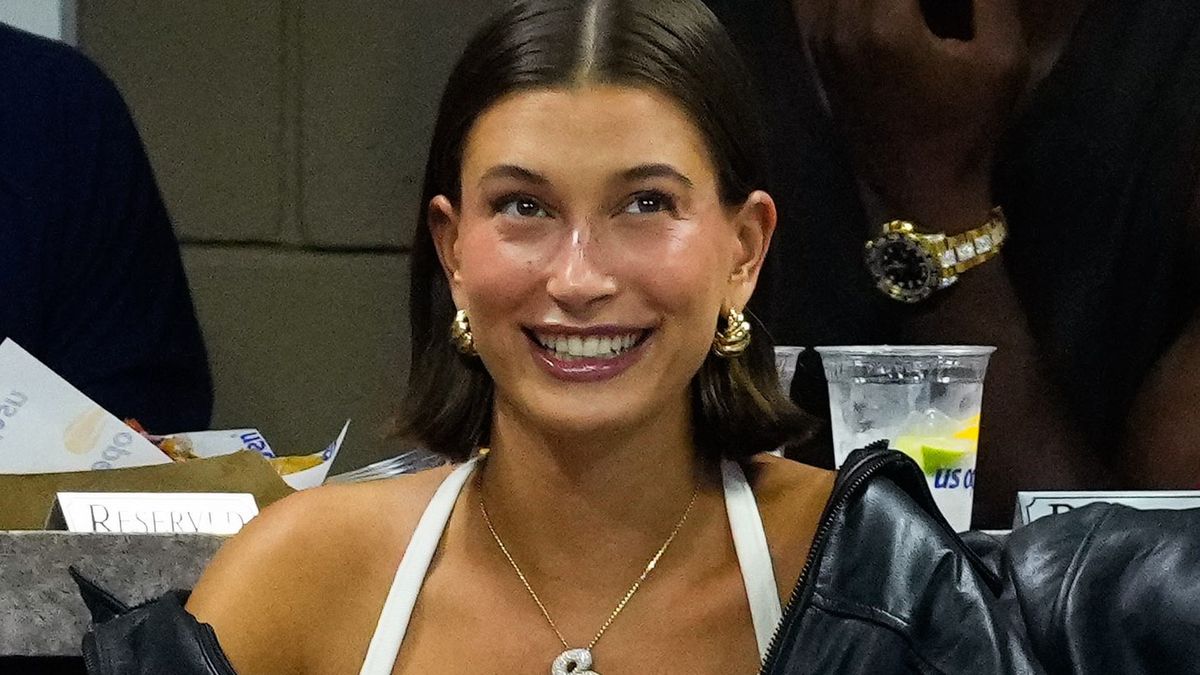 Hailey Bieber nosi jeansy wide leg