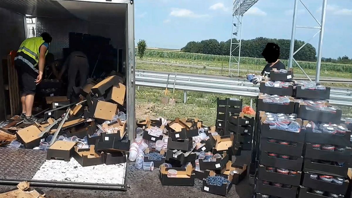Samochód ciężarowy przewożący owoce przewrócił się na S17