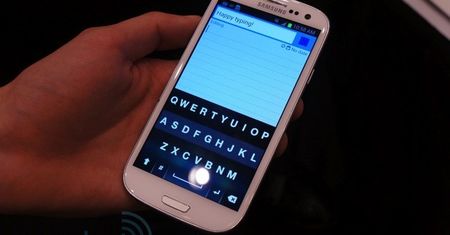 W skrócie: Fleksy trafi na Androida, smartfony BlackBerry znów w Sieci, rok darmowych rozmów w Plusie
