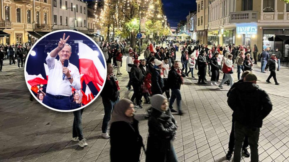 WP SportoweFakty / Mateusz Skwierawski/ Beata Zawrzel/NurPhoto via Getty Images / Na zdjęciu: polscy kibice w Kownie przed meczem el. MŚ 2026/ w ramce: Donald Tusk w 2023 roku