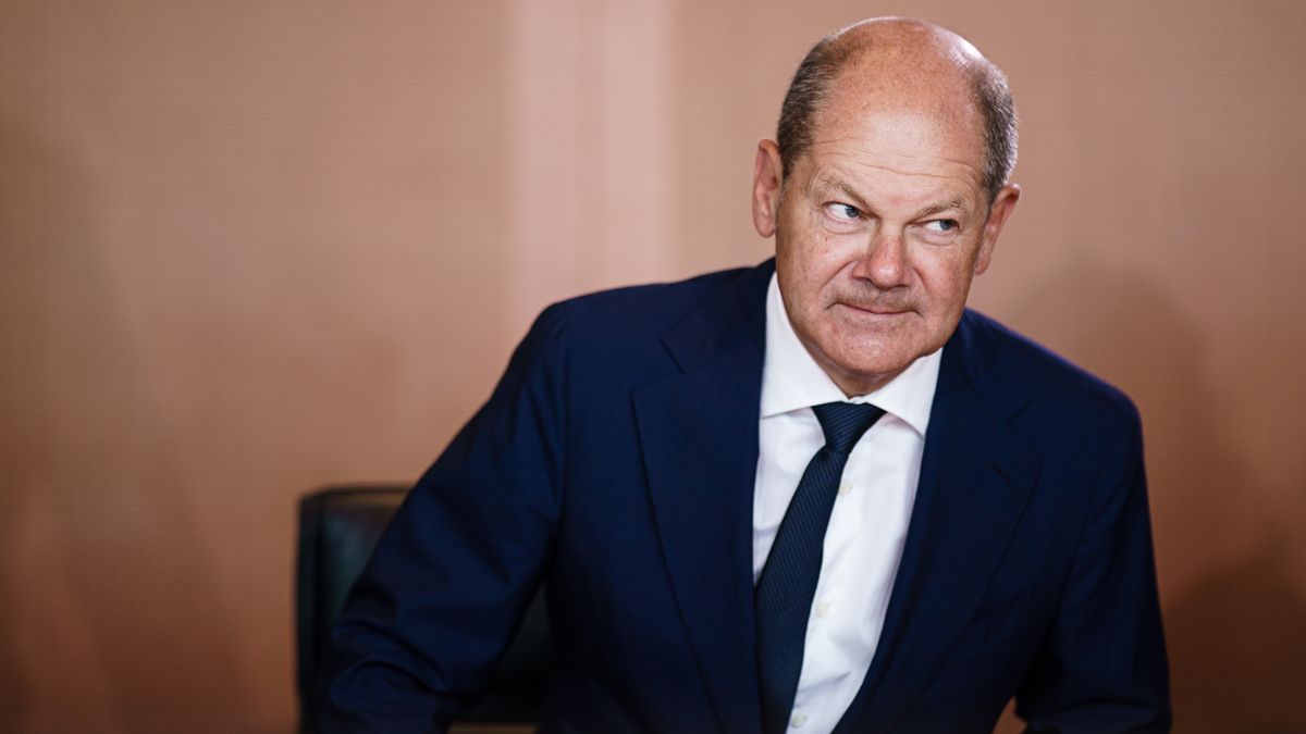 German Chancellor Olaf Scholz takes a seat during the beginning of a meeting of the German Federal cabinet at the Chancellery in Berlin, Germany, 17 August 2022. EPA/CLEMENS BILAN Dostawca: PAP/EPA.