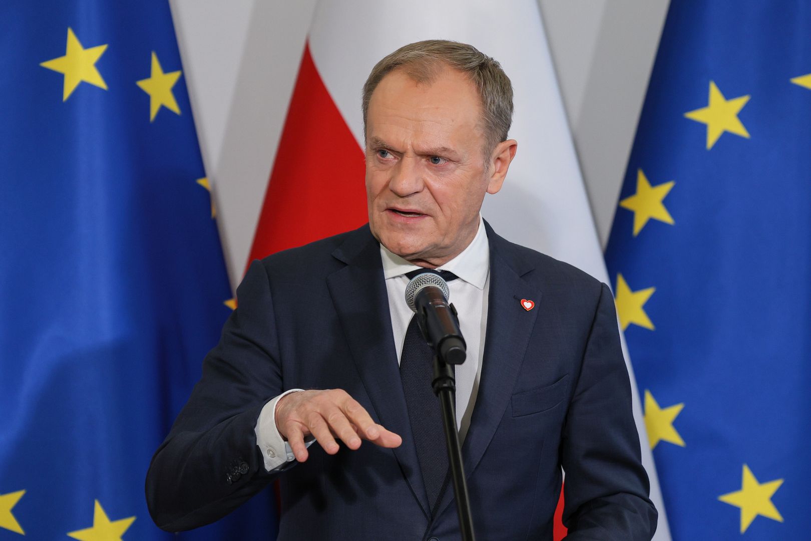 Warszawa, 08.12.2023. Przewodniczący PO Donald Tusk podczas konferencji prasowej w Senacie w Warszawie, 8 bm. Wcześniej, w Senacie odbyło się spotkanie Donalda Tuska z kandydatami na ministrów w jego rządzie. (mr) PAP/Paweł Supernak