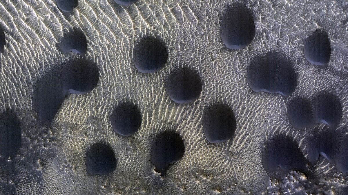 Dziwne okrągłe wydmy na Marsie.