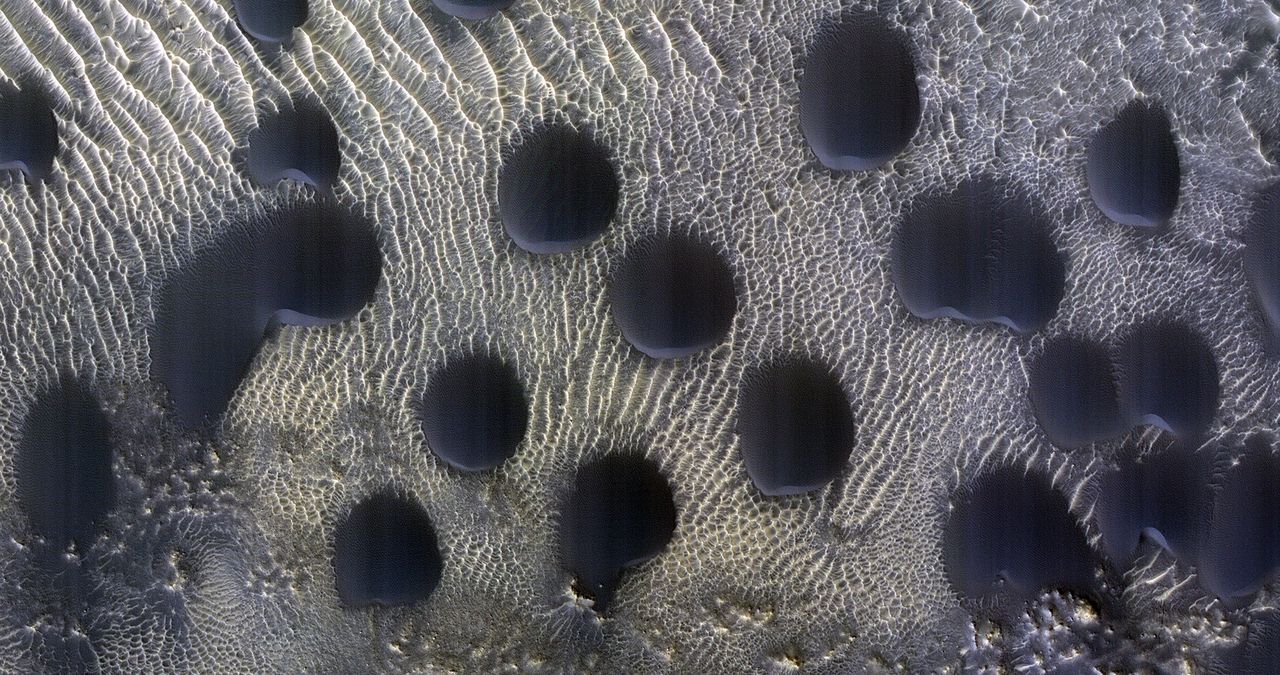 Podejrzany widok na Marsie. Okrągłe formacje zastanawiają naukowców