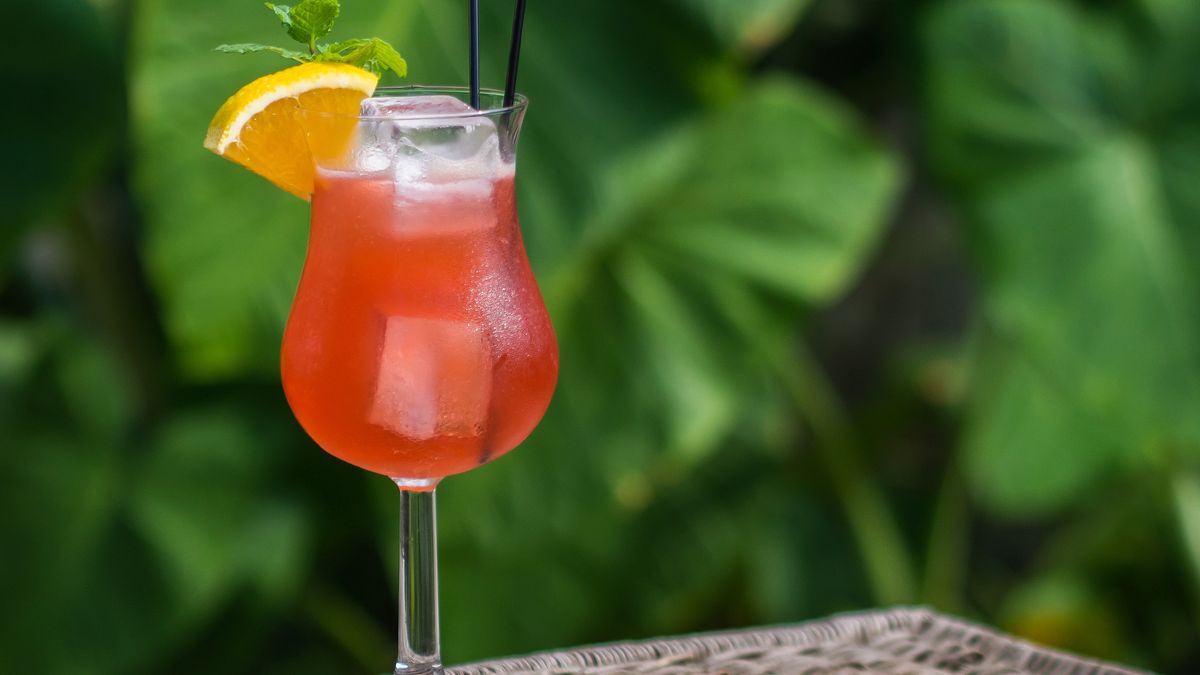 Koncentrat ponczu owocowego przygotowany z wodą