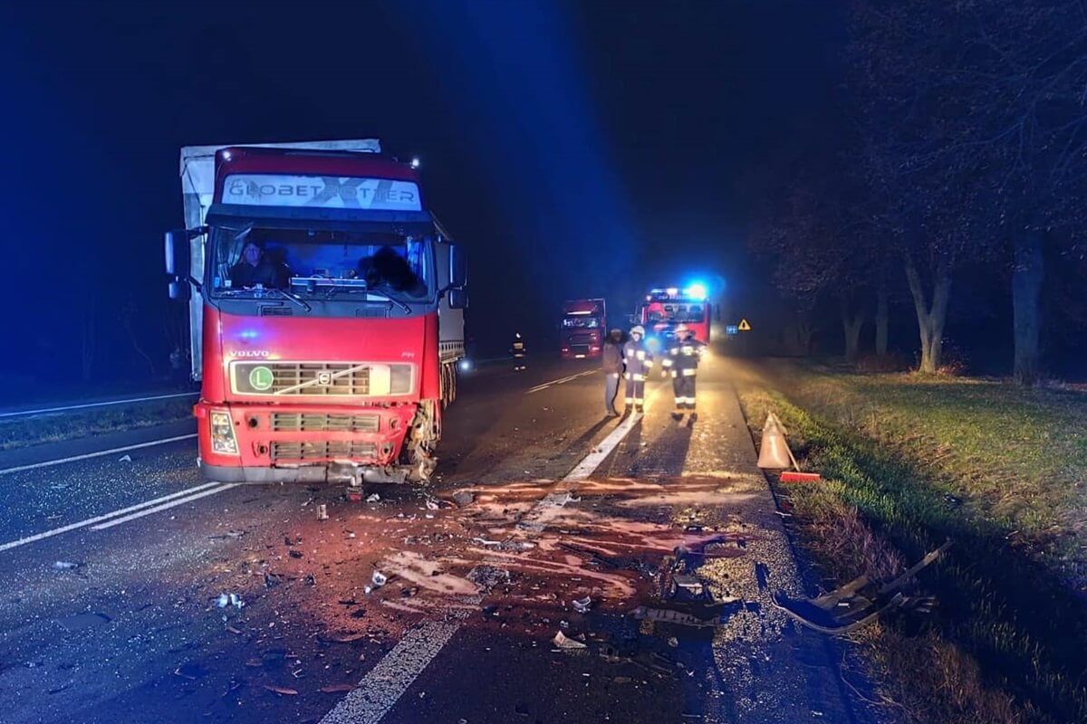 Wypadek na DK12 w Brzezicach: zderzenie opla z ciężarówką