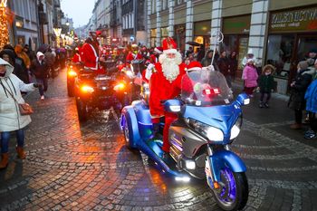 Przemyśl: Świąteczna magia. Parada Mikołajowa znów zachwyciła