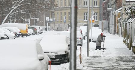 Kraków zasypany śniegiem. "Przypominamy o regularnym odśnieżaniu"