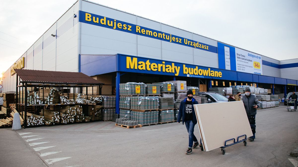 Warszawa, 25.03.2021. Koronawirus w Polsce. Klienci robią zakupy w jednym z wielkopowierzchniowych sklepów budowlanych w Warszawie, 25 bm. Od 27 bm. sklepy meblowe i budowlane o powierzchni powyżej 2 tys. m kw. zostaną zamknięte. Hurtownie i składy budowlane będą nadal dostępne w celu zapewnienia płynności i ciągłości działania sektora budowlanego. (mr) PAP/Albert Zawada