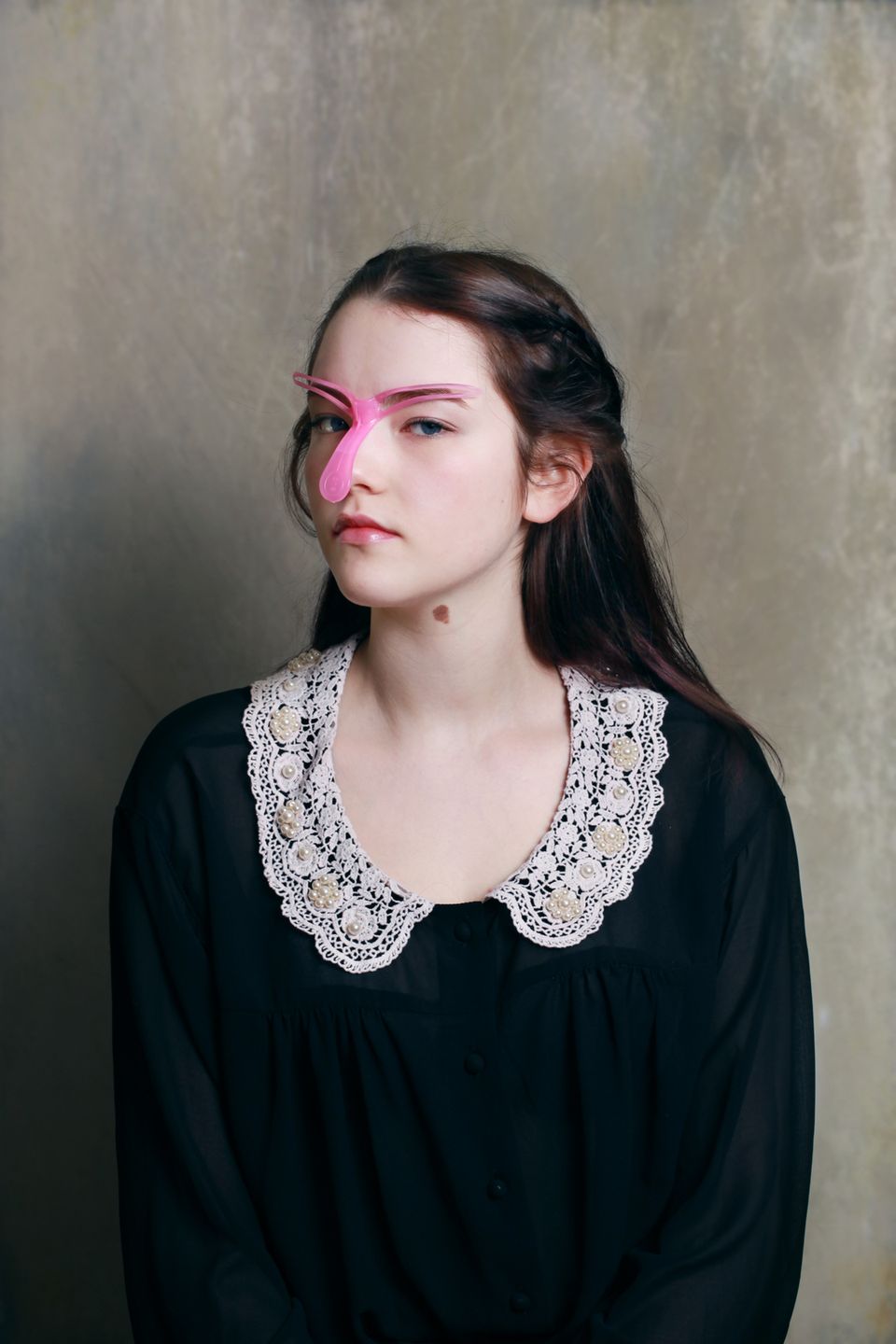 Evija Laivina fotografuje ludzi z dziwnymi ”gadżetami upiększającymi” z eBaya 8