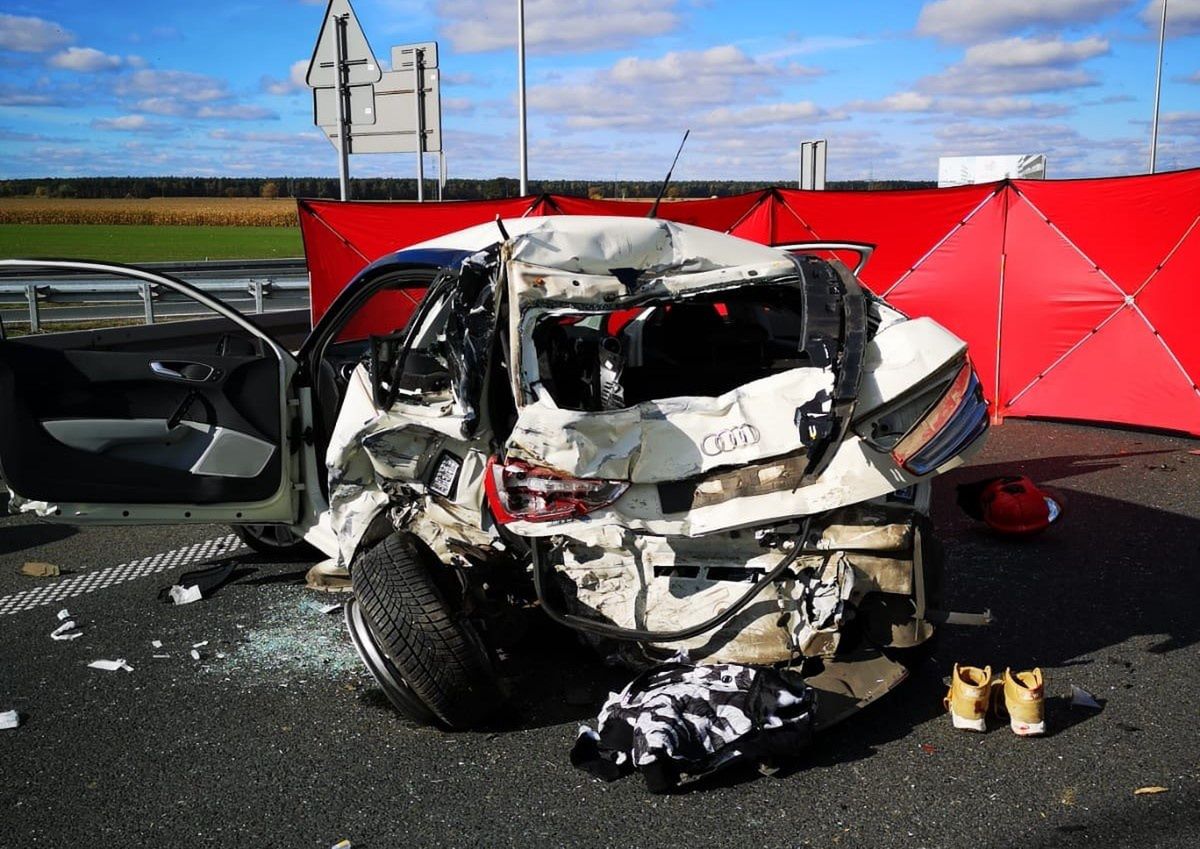 Cofał na S5. Kierowca zakleszczony, auto zmiażdżone