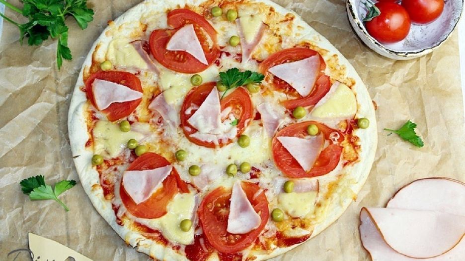 Pizza zero waste z szynką, pomidorami i zielonym groszkiem