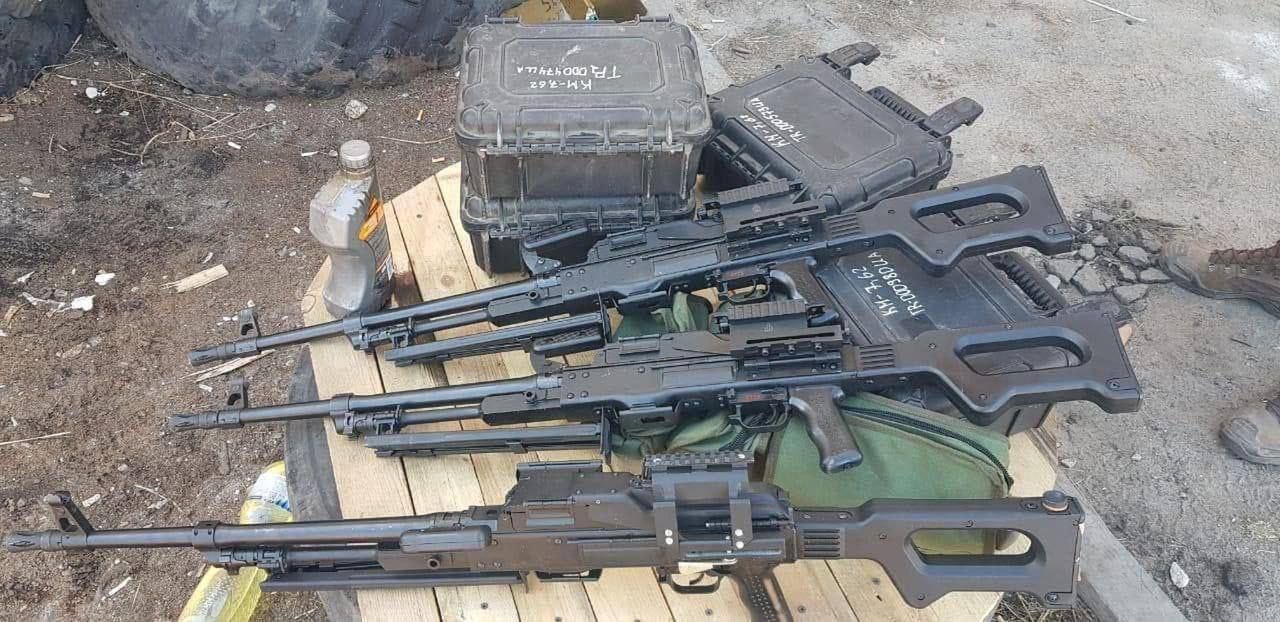 Broń porzucona przez Rosjan na pozycjach w okolicach Buczy