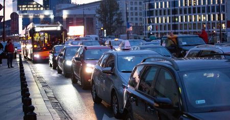 Rewizje KPO. Rząd chce wykreślić podatek od posiadania samochodów osobowych